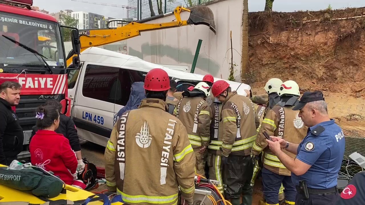 Pendik'te can pazarı! İstinat duvarı aracın üzerine çöktü 2