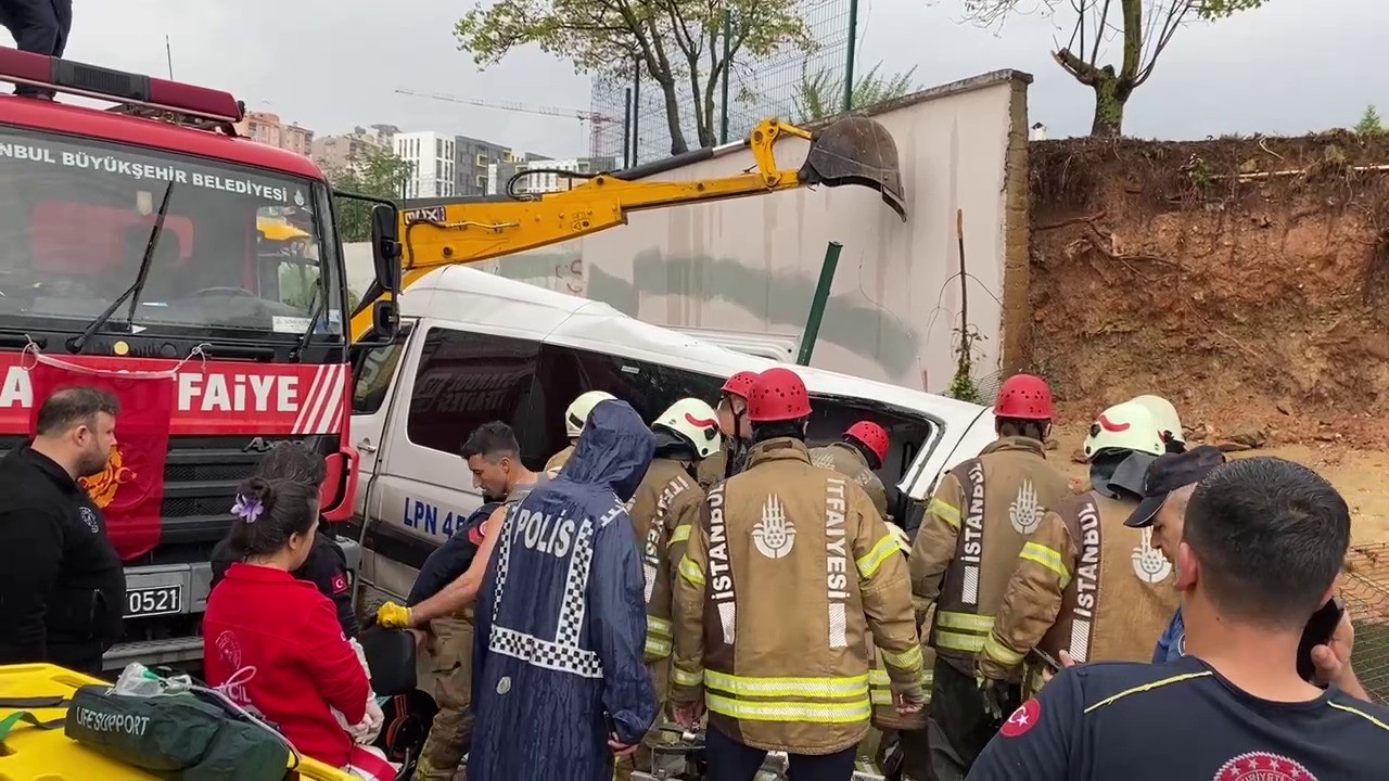 Pendik'te can pazarı! İstinat duvarı aracın üzerine çöktü 1