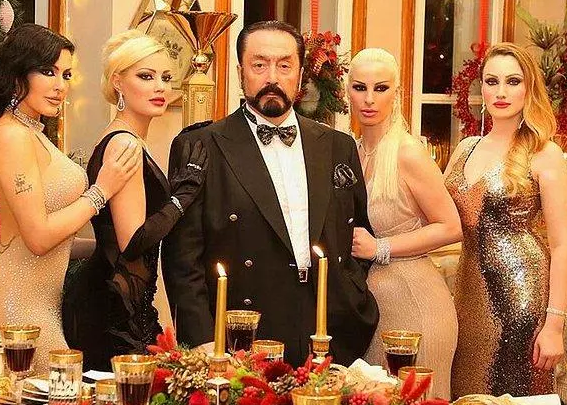 Adnan Oktar'a övgüler yağdıran Kedicik'in beden dili analiz edildi! Meğer hepsi yardım çığlığıymış 1