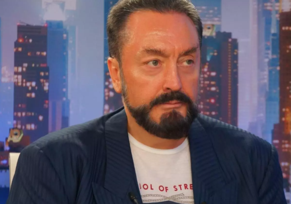 Adnan Oktar'a övgüler yağdıran Kedicik'in beden dili analiz edildi! Meğer hepsi yardım çığlığıymış 5