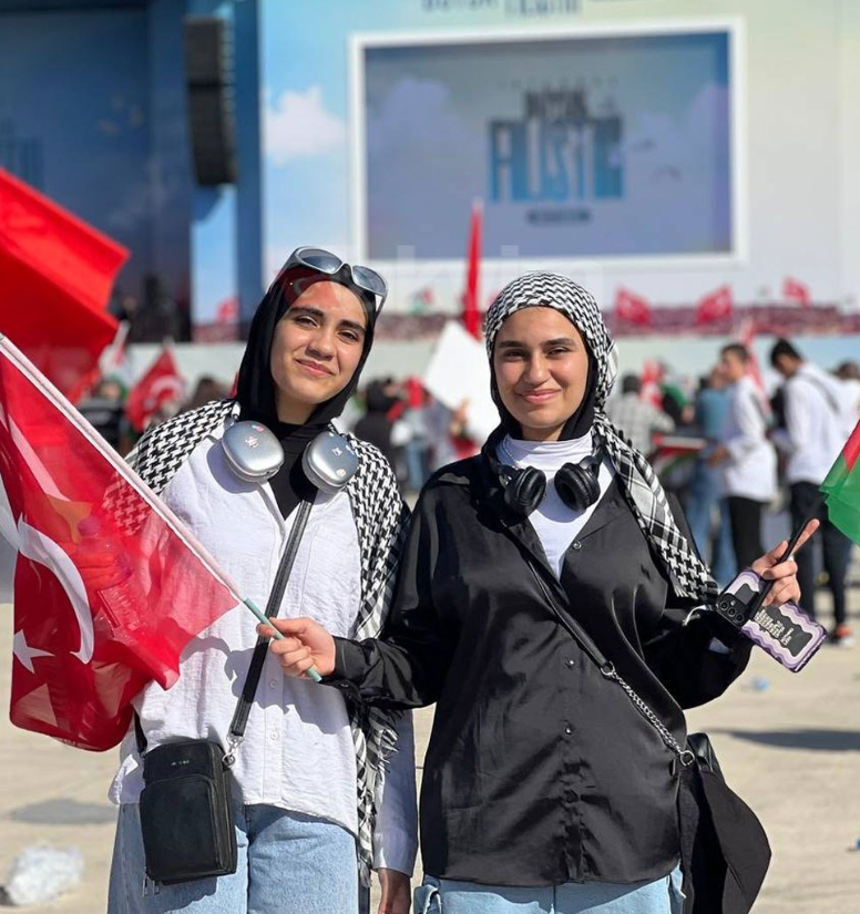 'Büyük Filistin Miting'i için İstanbullular yollara döküldü! 7'den 70'e herkes bayraklarını alıp meydana koştu 7