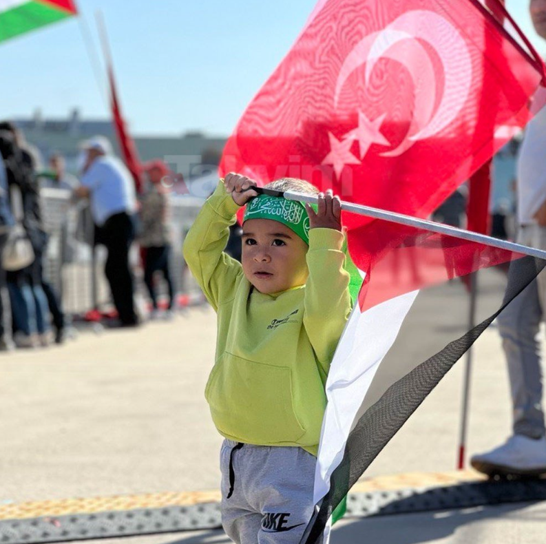 'Büyük Filistin Miting'i için İstanbullular yollara döküldü! 7'den 70'e herkes bayraklarını alıp meydana koştu 4