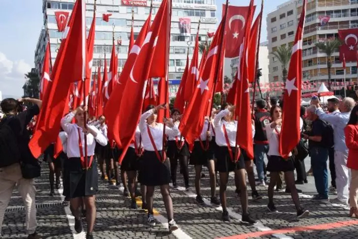 Yurdun dört bir yanında 100. yıl coşkusu! 7'den 70'e herkes sokaklara döküldü! 81 ilde kutlama alanları doldu taştı 1