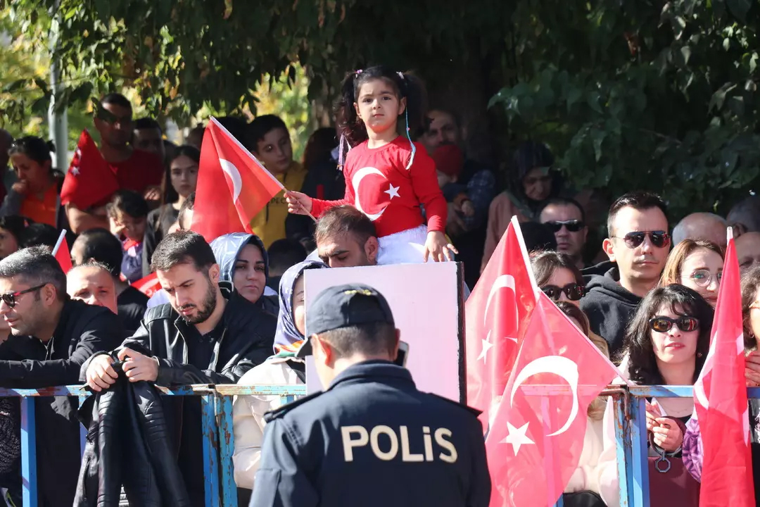 Yurdun dört bir yanında 100. yıl coşkusu! 7'den 70'e herkes sokaklara döküldü! 81 ilde kutlama alanları doldu taştı 25