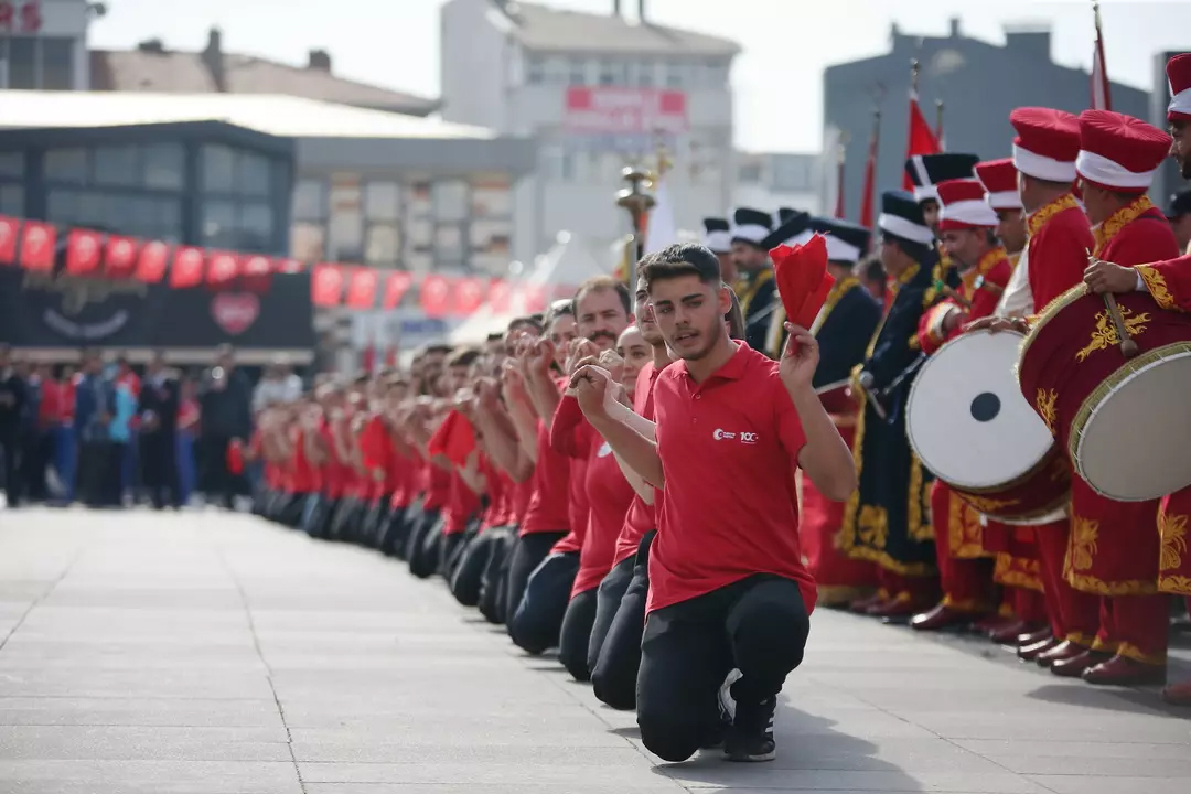 Yurdun dört bir yanında 100. yıl coşkusu! 7'den 70'e herkes sokaklara döküldü! 81 ilde kutlama alanları doldu taştı 24