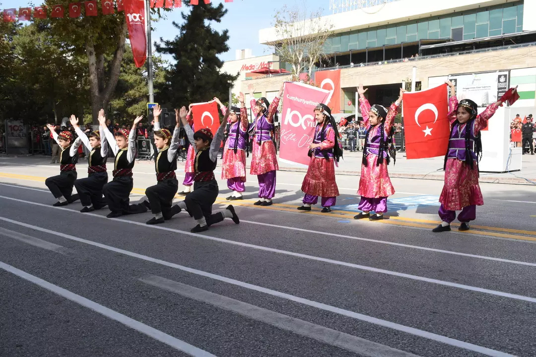 Yurdun dört bir yanında 100. yıl coşkusu! 7'den 70'e herkes sokaklara döküldü! 81 ilde kutlama alanları doldu taştı 17