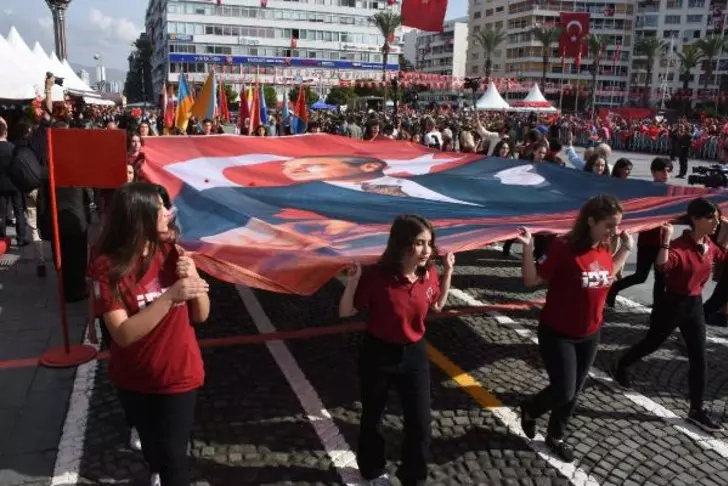 Yurdun dört bir yanında 100. yıl coşkusu! 7'den 70'e herkes sokaklara döküldü! 81 ilde kutlama alanları doldu taştı 2