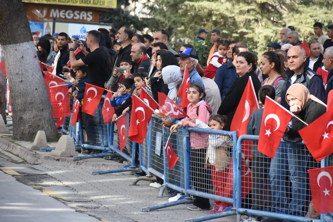 Yurdun dört bir yanında 100. yıl coşkusu! 7'den 70'e herkes sokaklara döküldü! 81 ilde kutlama alanları doldu taştı 18