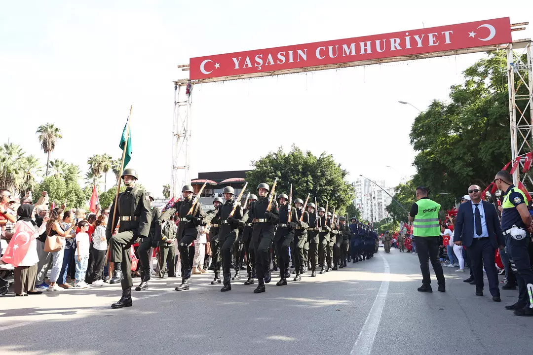 Yurdun dört bir yanında 100. yıl coşkusu! 7'den 70'e herkes sokaklara döküldü! 81 ilde kutlama alanları doldu taştı 13