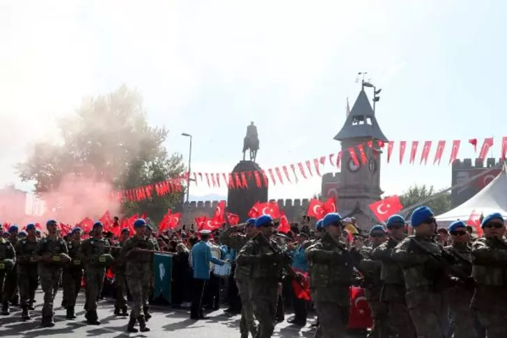 Yurdun dört bir yanında 100. yıl coşkusu! 7'den 70'e herkes sokaklara döküldü! 81 ilde kutlama alanları doldu taştı 4