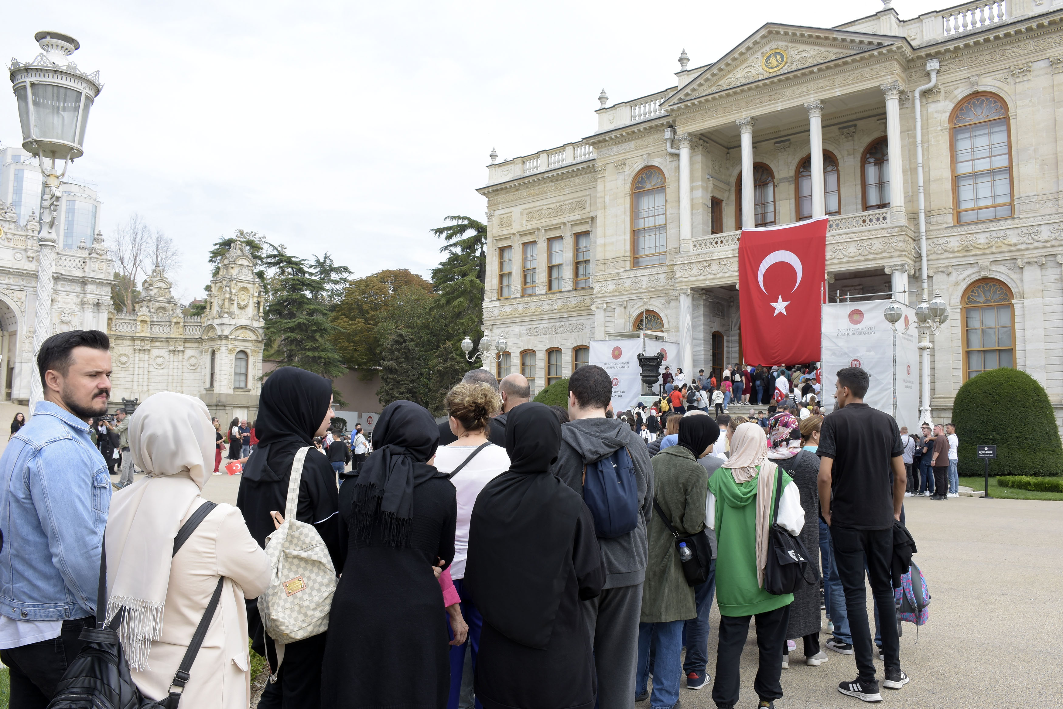 100. yılda Ata'ya büyük saygı! Dolmabahçe'de metrelerce kuyruk oluştu 4