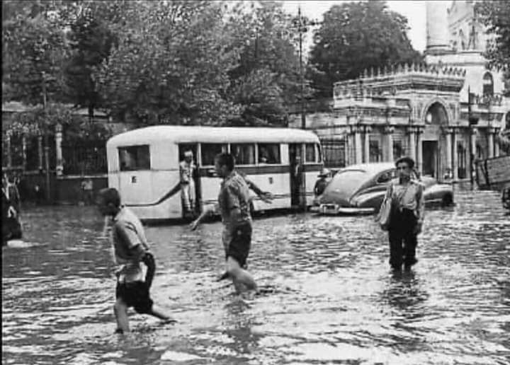 63 yıl önceden günümüze İstanbul sokakları! Sağanak yağış sonrası bakın eskiden nasılmış 6