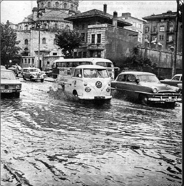 63 yıl önceden günümüze İstanbul sokakları! Sağanak yağış sonrası bakın eskiden nasılmış 5