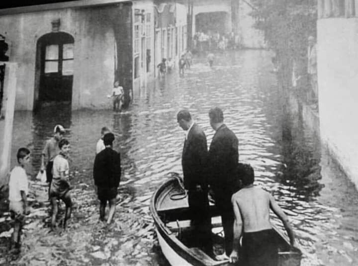 63 yıl önceden günümüze İstanbul sokakları! Sağanak yağış sonrası bakın eskiden nasılmış 3