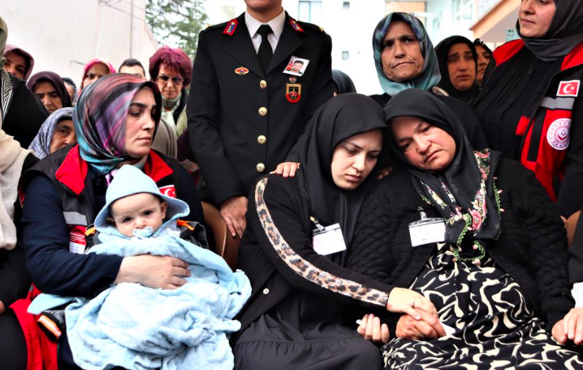 Ankara'daki terör saldırısında şehit düşen veterinere veda! 6 aylık oğlu yürekleri darmadağın etti 3