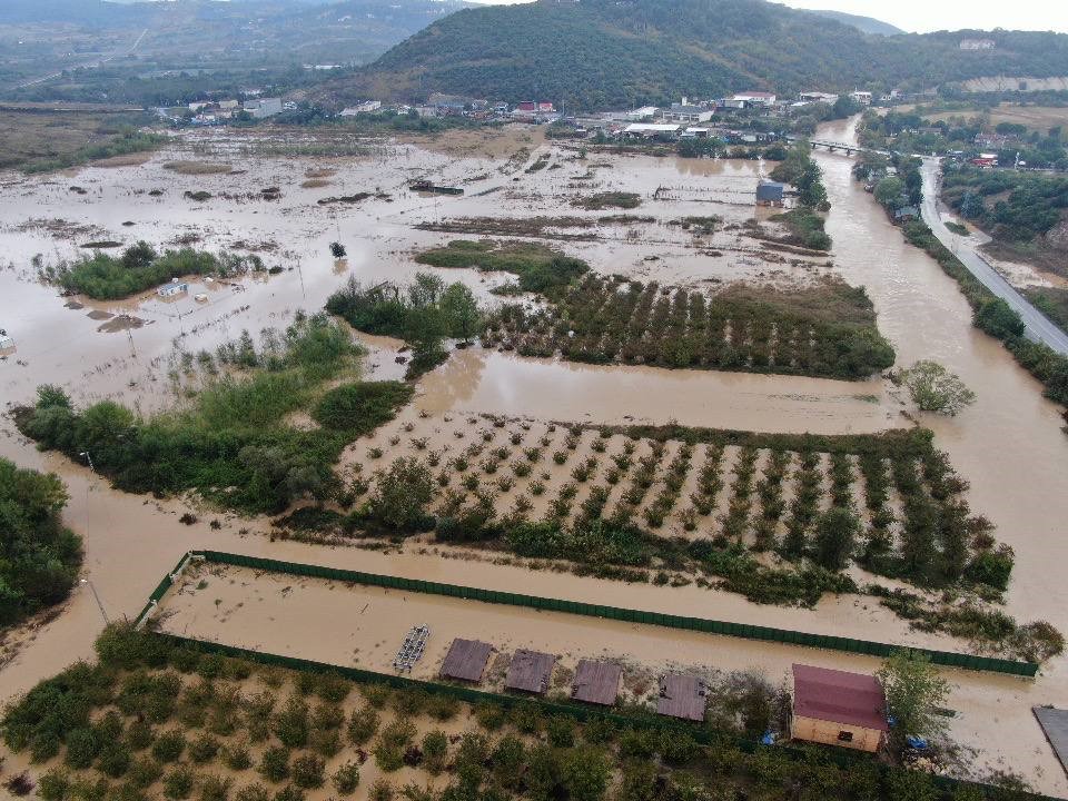 Şile'de taşan dere korkuya neden oldu! Evler sular altında kaldı, vatandaşlar zor anlar yaşadı 5