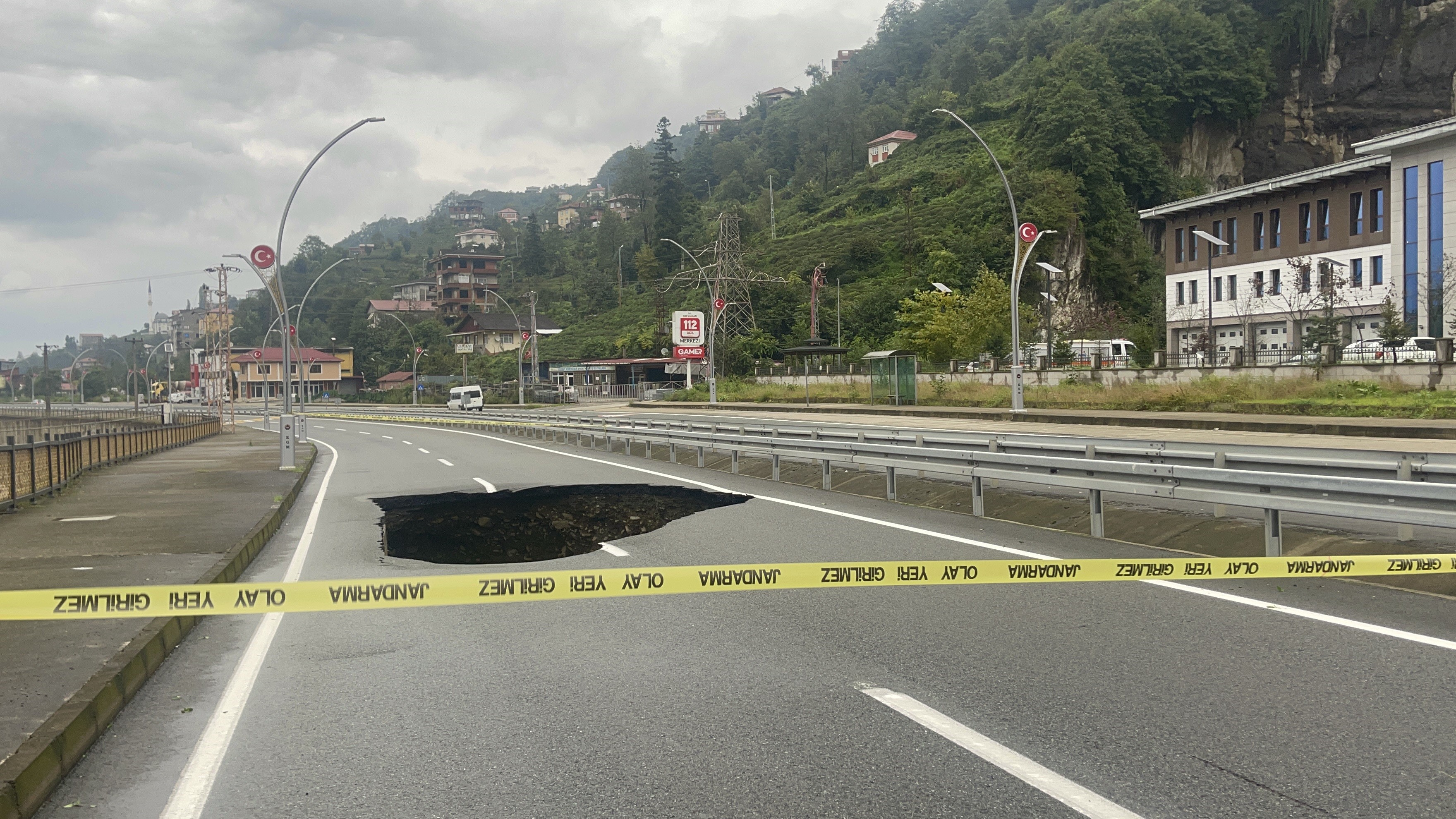 Rize, Artvin ve Trabzon'u sel vurdu! Dereler taştı, heyelanlar meydana geldi! Ekipler teyakkuzda 4