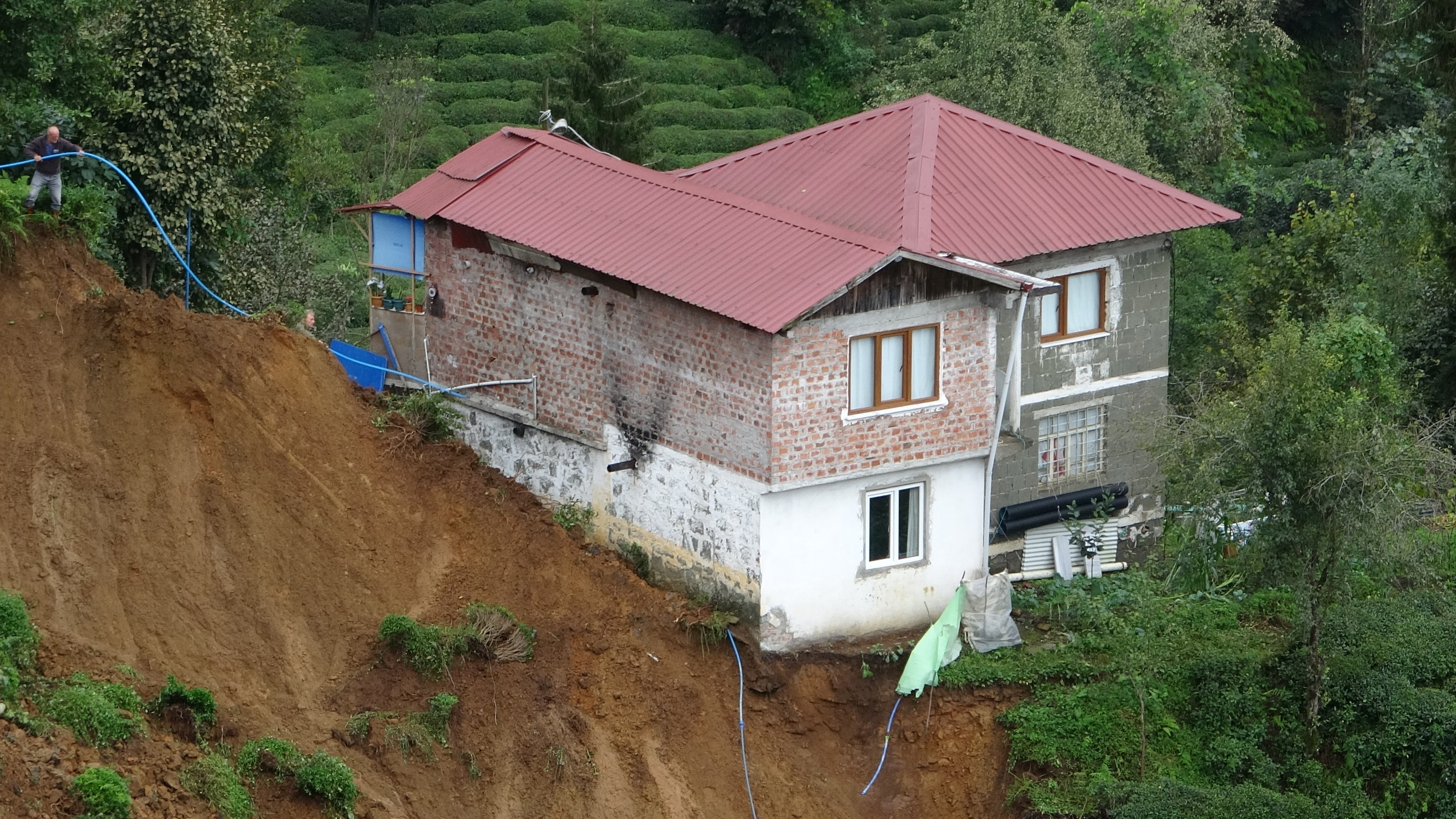 Rize, Artvin ve Trabzon'u sel vurdu! Dereler taştı, heyelanlar meydana geldi! Ekipler teyakkuzda 1