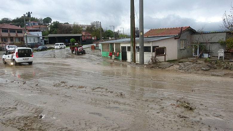 Çanakkale'de sel felaketi! Yollar göle döndü, araç suya kapıldı 3