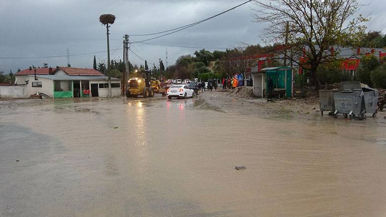 Çanakkale'de sel felaketi! Yollar göle döndü, araç suya kapıldı 1