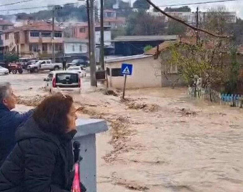 Çanakkale'de sel felaketi! Yollar göle döndü, araç suya kapıldı 2