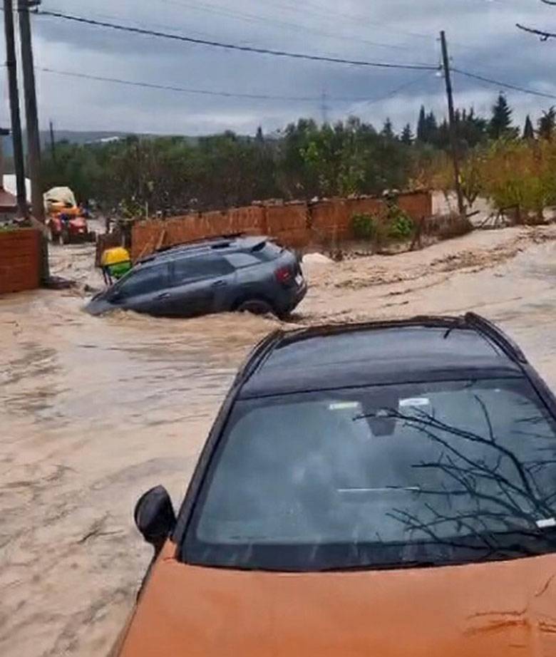 Çanakkale'de sel felaketi! Yollar göle döndü, araç suya kapıldı 4