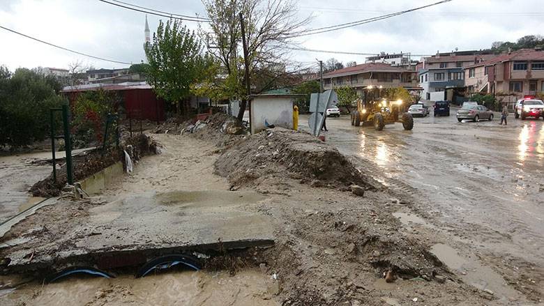 Çanakkale'de sel felaketi! Yollar göle döndü, araç suya kapıldı 5