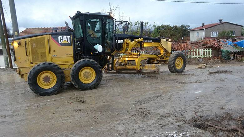 Çanakkale'de sel felaketi! Yollar göle döndü, araç suya kapıldı 6