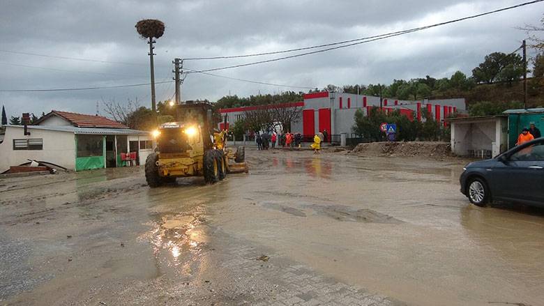 Çanakkale'de sel felaketi! Yollar göle döndü, araç suya kapıldı 7