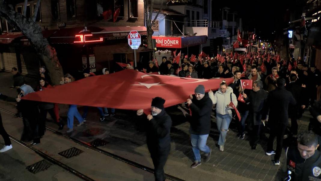 Türkiye şehitlerine ağladı! Gece boyu Türk bayrakları ile anma törenleri düzenlendi 4