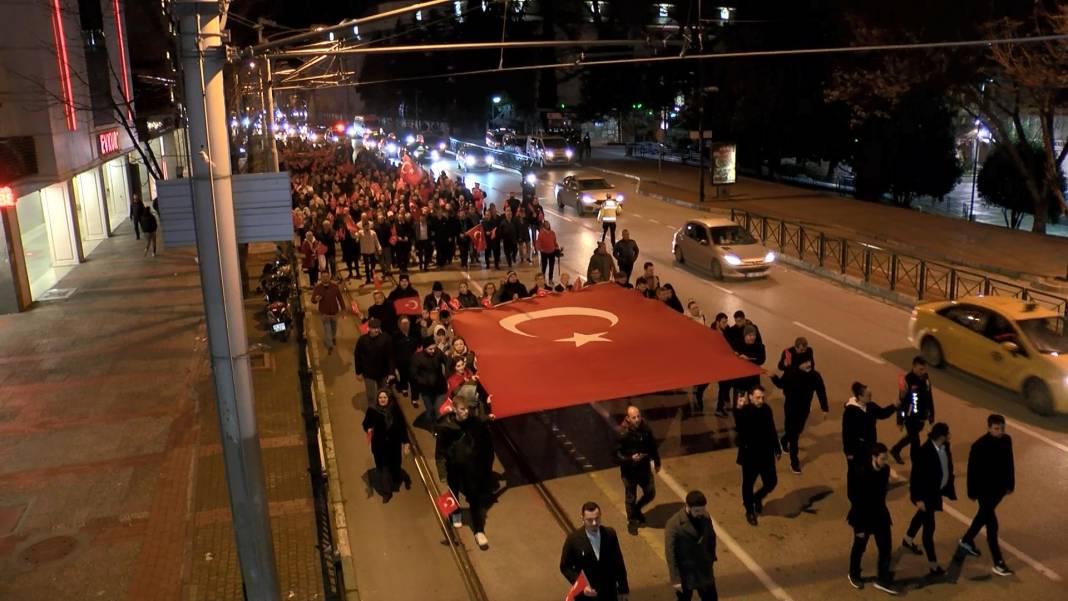 Türkiye şehitlerine ağladı! Gece boyu Türk bayrakları ile anma törenleri düzenlendi 3