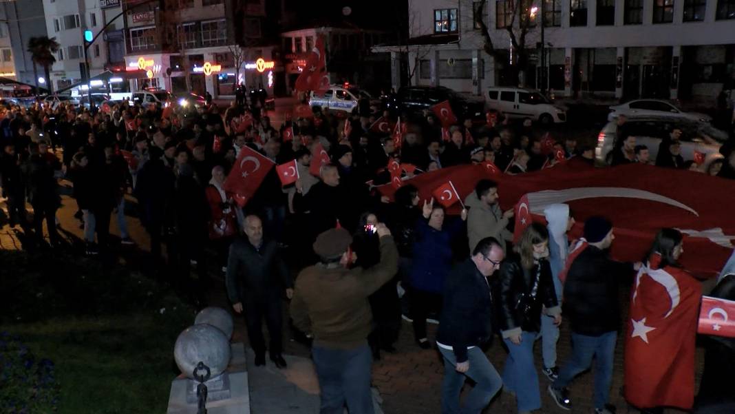 Türkiye şehitlerine ağladı! Gece boyu Türk bayrakları ile anma törenleri düzenlendi 6