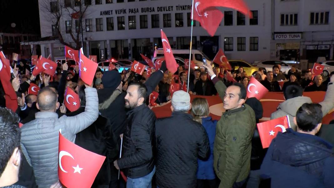 Türkiye şehitlerine ağladı! Gece boyu Türk bayrakları ile anma törenleri düzenlendi 5