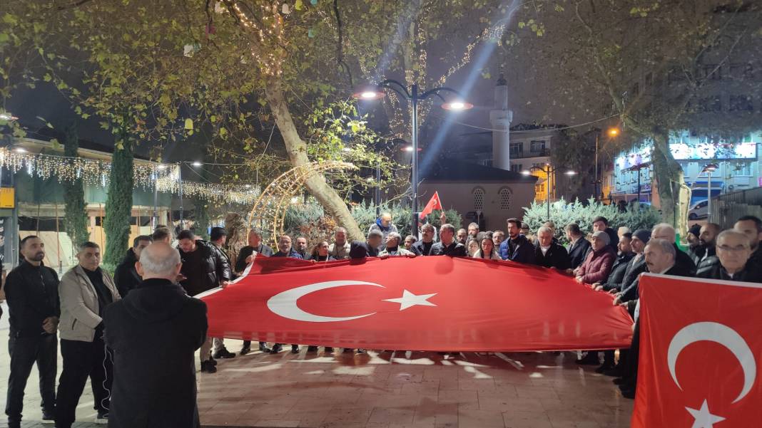 Türkiye şehitlerine ağladı! Gece boyu Türk bayrakları ile anma törenleri düzenlendi 1