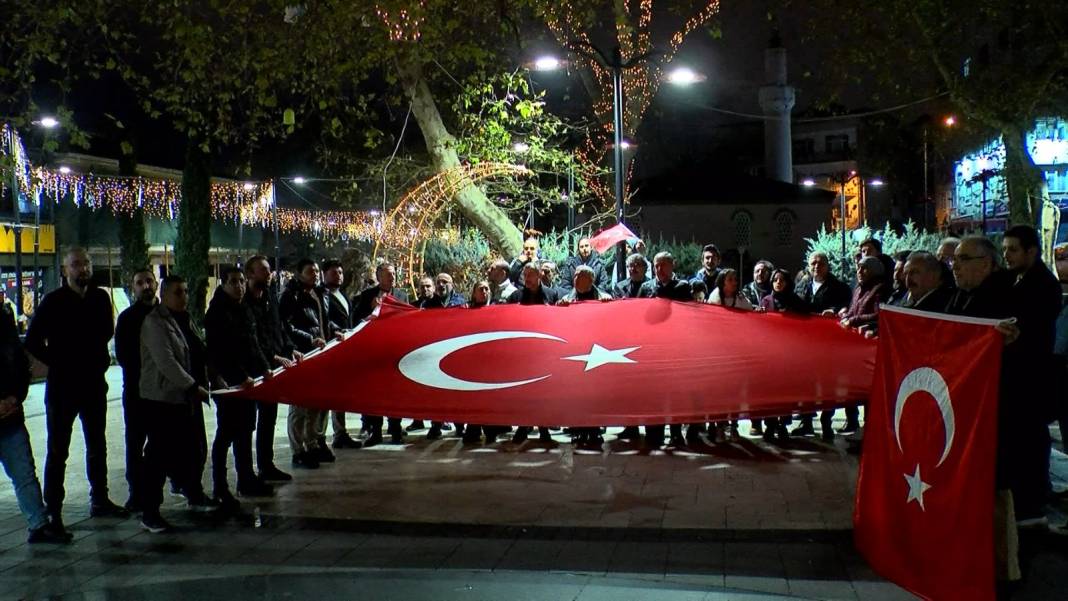 Türkiye şehitlerine ağladı! Gece boyu Türk bayrakları ile anma törenleri düzenlendi 2