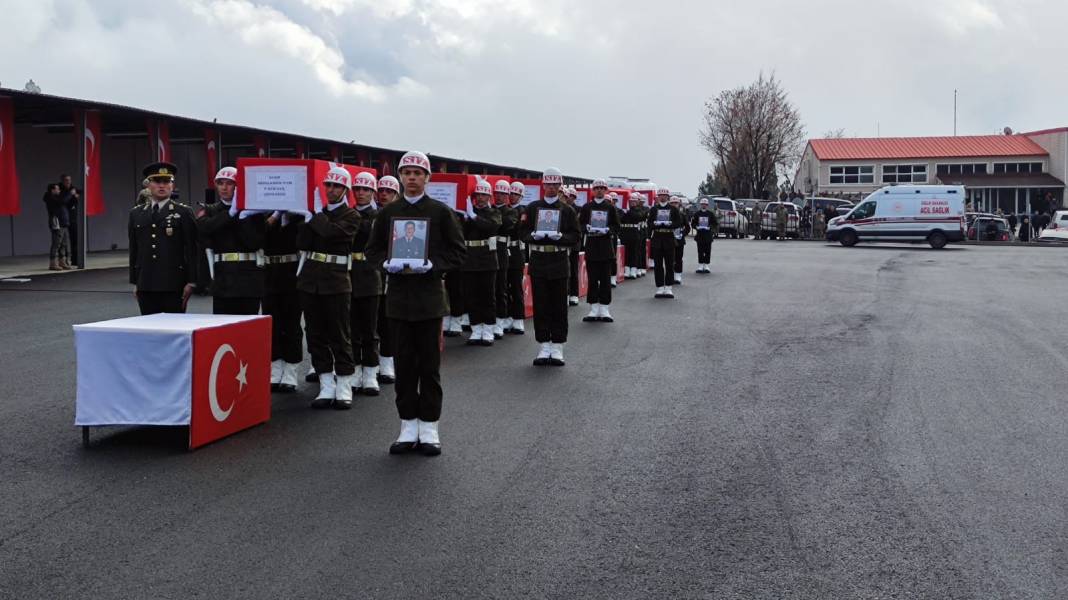 Kahraman şehitlerimiz törenin ardından memleketlerine uğurlandı! Al bayrağa sarılı naaşları yüreklerimizi yaktı 1