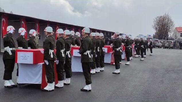 Kahraman şehitlerimiz törenin ardından memleketlerine uğurlandı! Al bayrağa sarılı naaşları yüreklerimizi yaktı 4