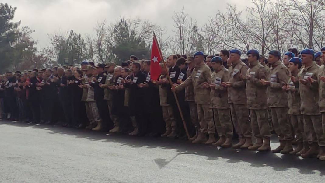 Kahraman şehitlerimiz törenin ardından memleketlerine uğurlandı! Al bayrağa sarılı naaşları yüreklerimizi yaktı 13