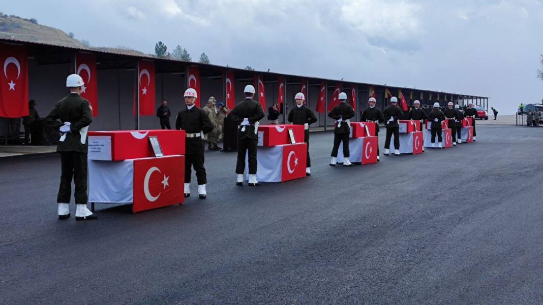 Kahraman şehitlerimiz törenin ardından memleketlerine uğurlandı! Al bayrağa sarılı naaşları yüreklerimizi yaktı 14