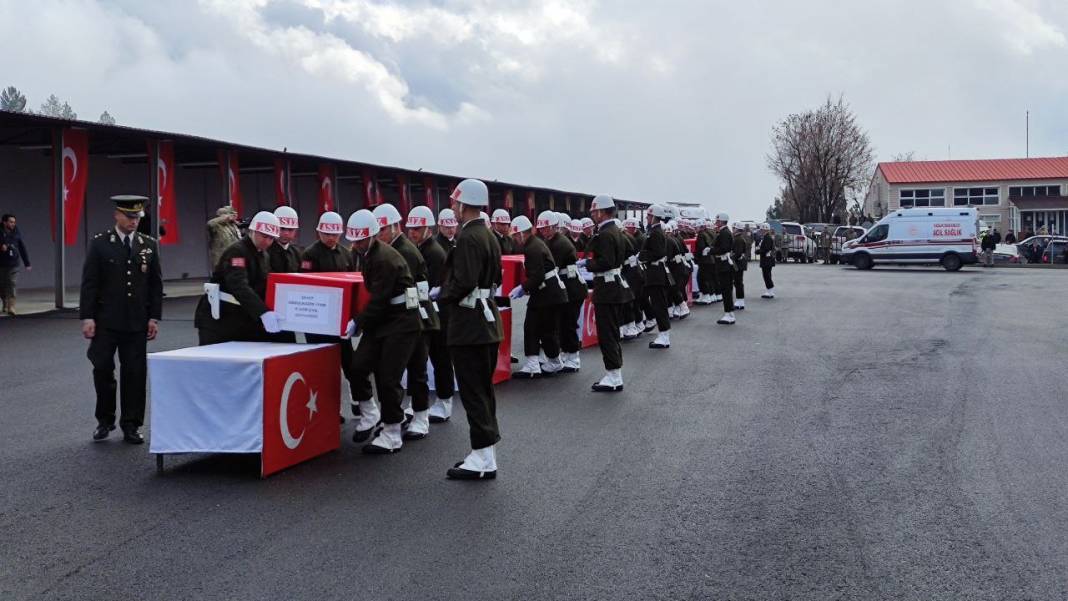 Kahraman şehitlerimiz törenin ardından memleketlerine uğurlandı! Al bayrağa sarılı naaşları yüreklerimizi yaktı 12