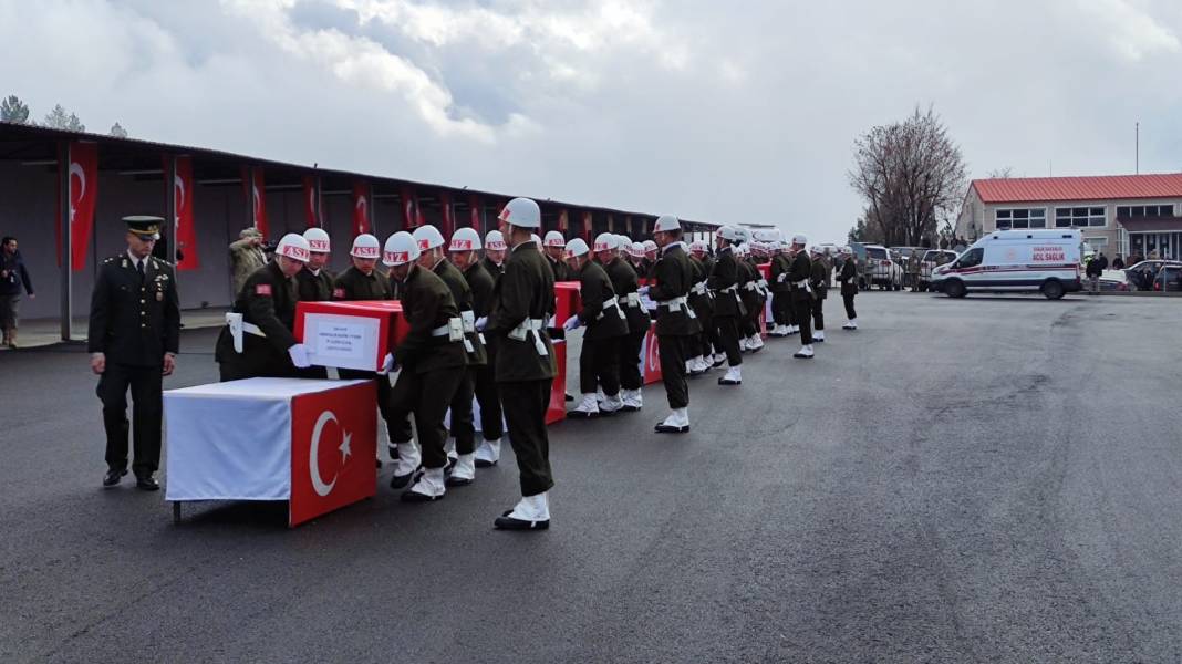 Kahraman şehitlerimiz törenin ardından memleketlerine uğurlandı! Al bayrağa sarılı naaşları yüreklerimizi yaktı 5