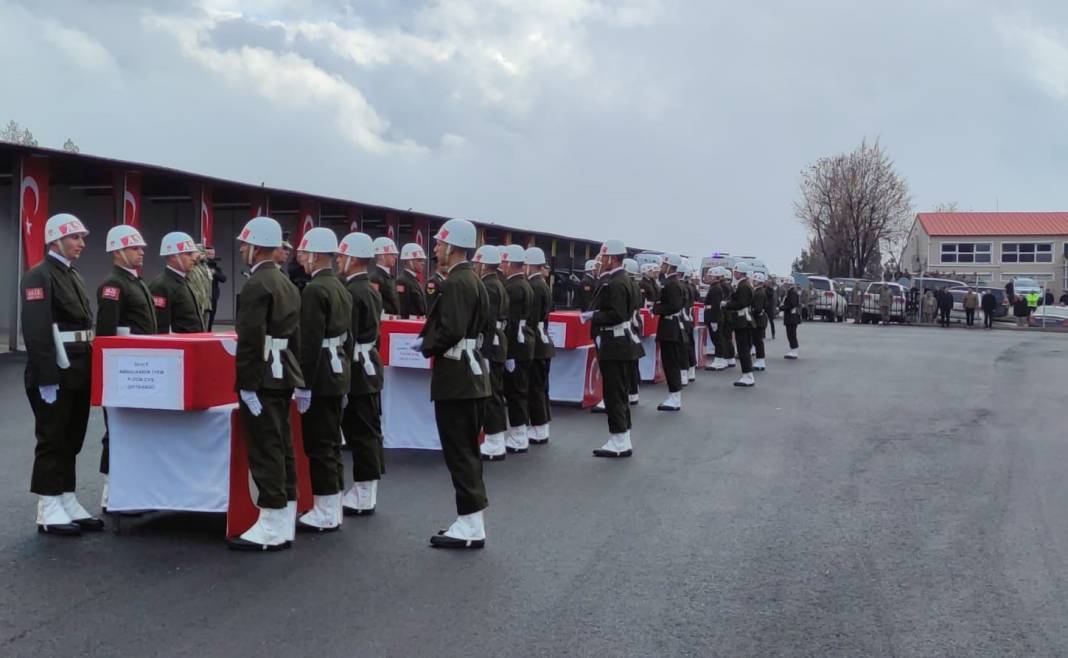 Kahraman şehitlerimiz törenin ardından memleketlerine uğurlandı! Al bayrağa sarılı naaşları yüreklerimizi yaktı 6