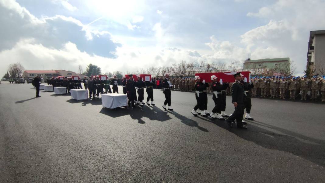 Kahraman şehitlerimiz törenin ardından memleketlerine uğurlandı! Al bayrağa sarılı naaşları yüreklerimizi yaktı 7