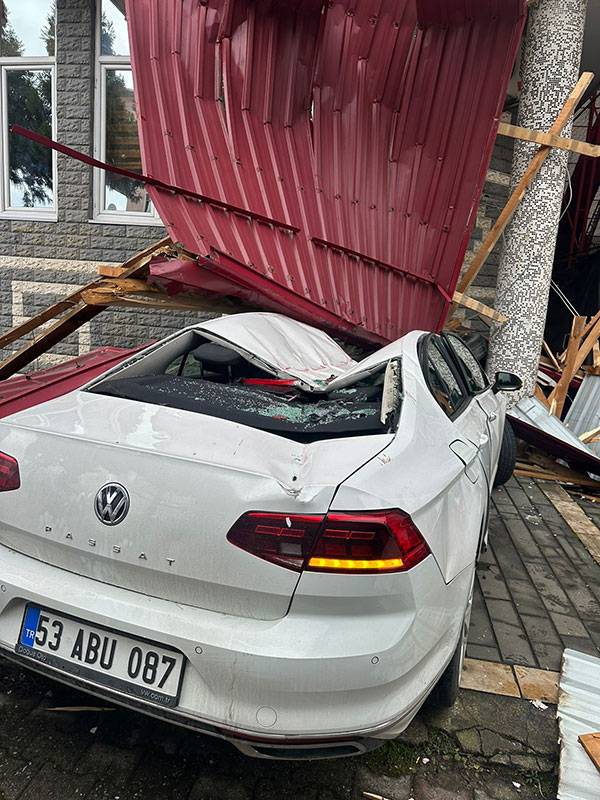 Meteoroloji uyarmıştı! Rize'de şiddetli fırtına! Çatılar uçtu, araçlar zarar gördü 4