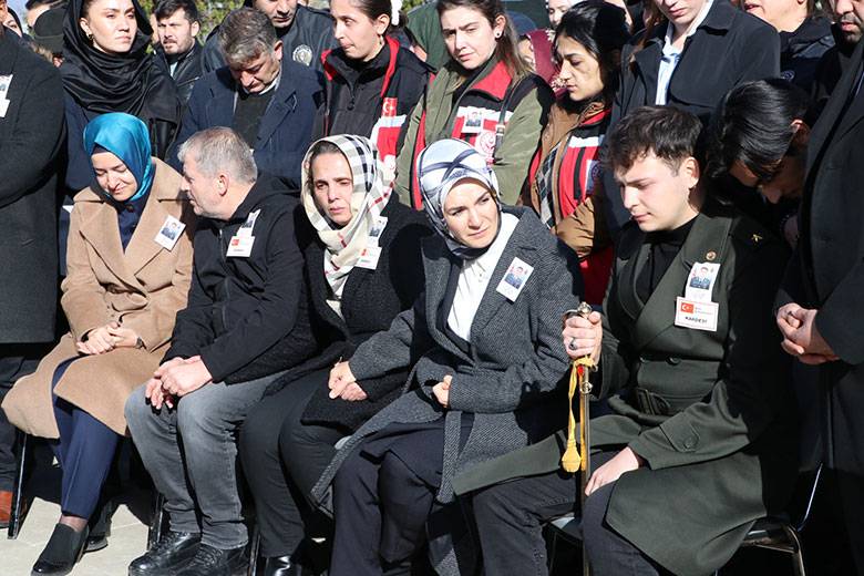 Şehit Teğmen Eril Alperen Emir, son yolculuğuna uğurlandı! Ağabeyinin yüzüğünü takıp, paltosunu giydi 6