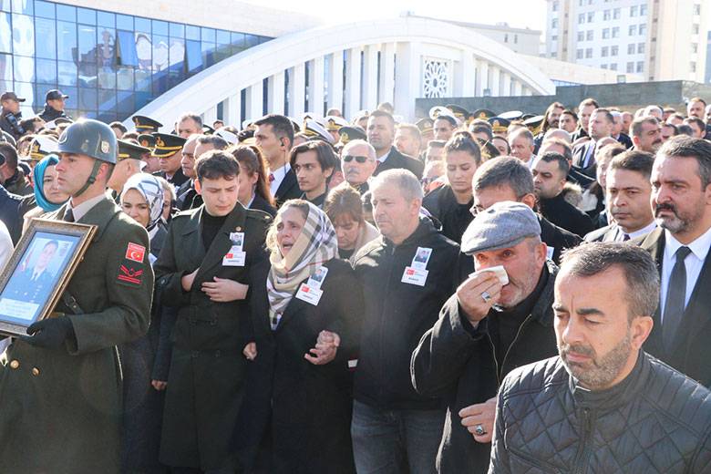 Şehit Teğmen Eril Alperen Emir, son yolculuğuna uğurlandı! Ağabeyinin yüzüğünü takıp, paltosunu giydi 5