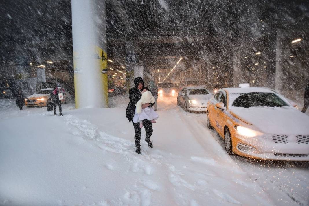 Sadece İstanbul için sarı kodlu uyarı! Kuvvetli fırtına ve kar yağışı! 18