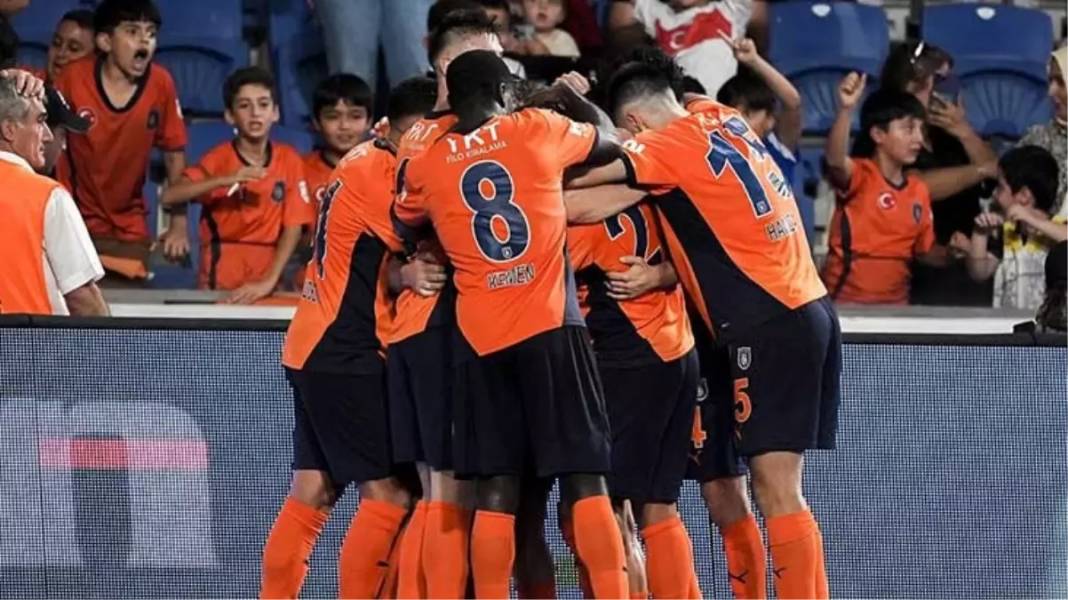 Başakşehir St. Patrick’s’i 2-0 mağlup etti! Konferans ligi vizesini kaptı! 2