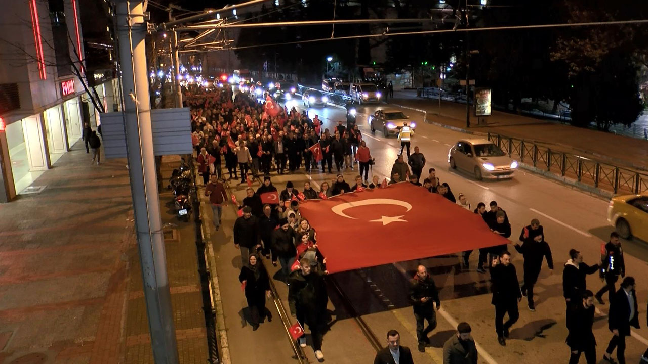 Türkiye şehitlerine ağladı! Gece boyu Türk bayrakları ile anma törenleri düzenlendi