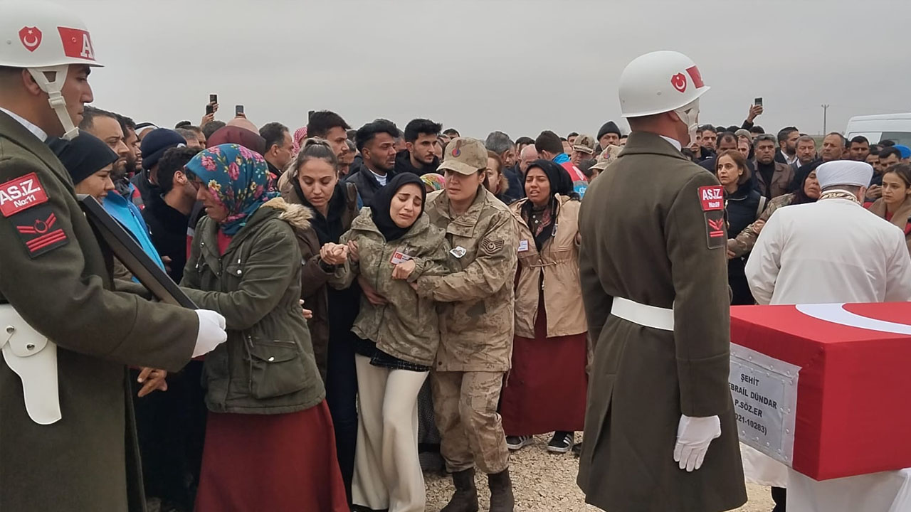 Şehit Cebrail Dündar Mardin'de toprağa verildi! Eşi ayakta durmakta güçlük çekti